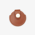 Cargar la imagen en la vista de la galería, Leather holder for dogs "Classy" for AirTag, red, CHOUCHOÚ
